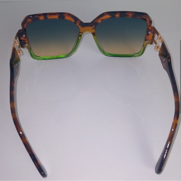 Sunglasses | Oversized Leopard & Green Gold
Detailed Sunglasses 100% UV Vacation - Picture 3 of 8